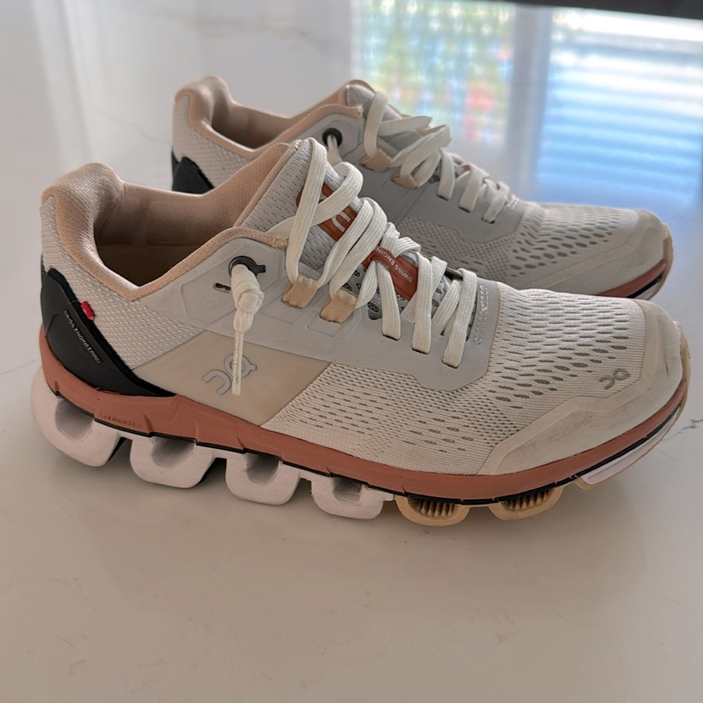 COPY - ON On Cloud Woman’s running shoes sneakers 6 EUC